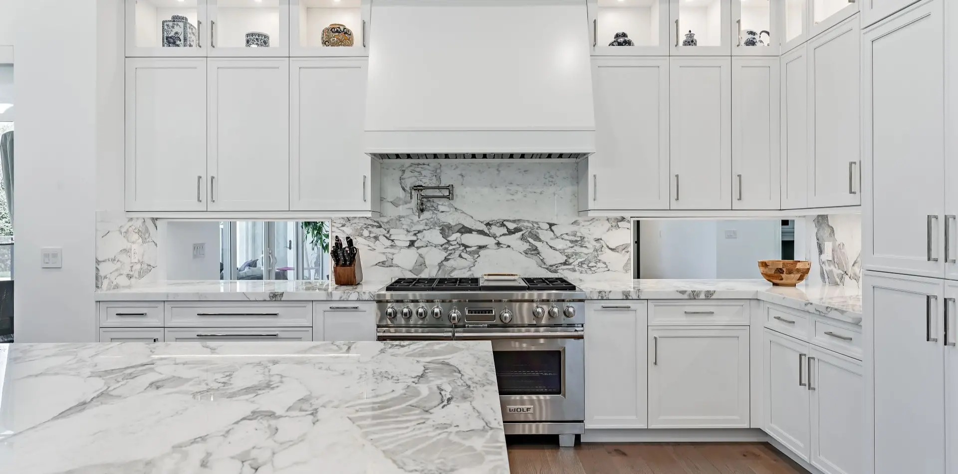 open concept white contemporary kitchen design.d80238a5