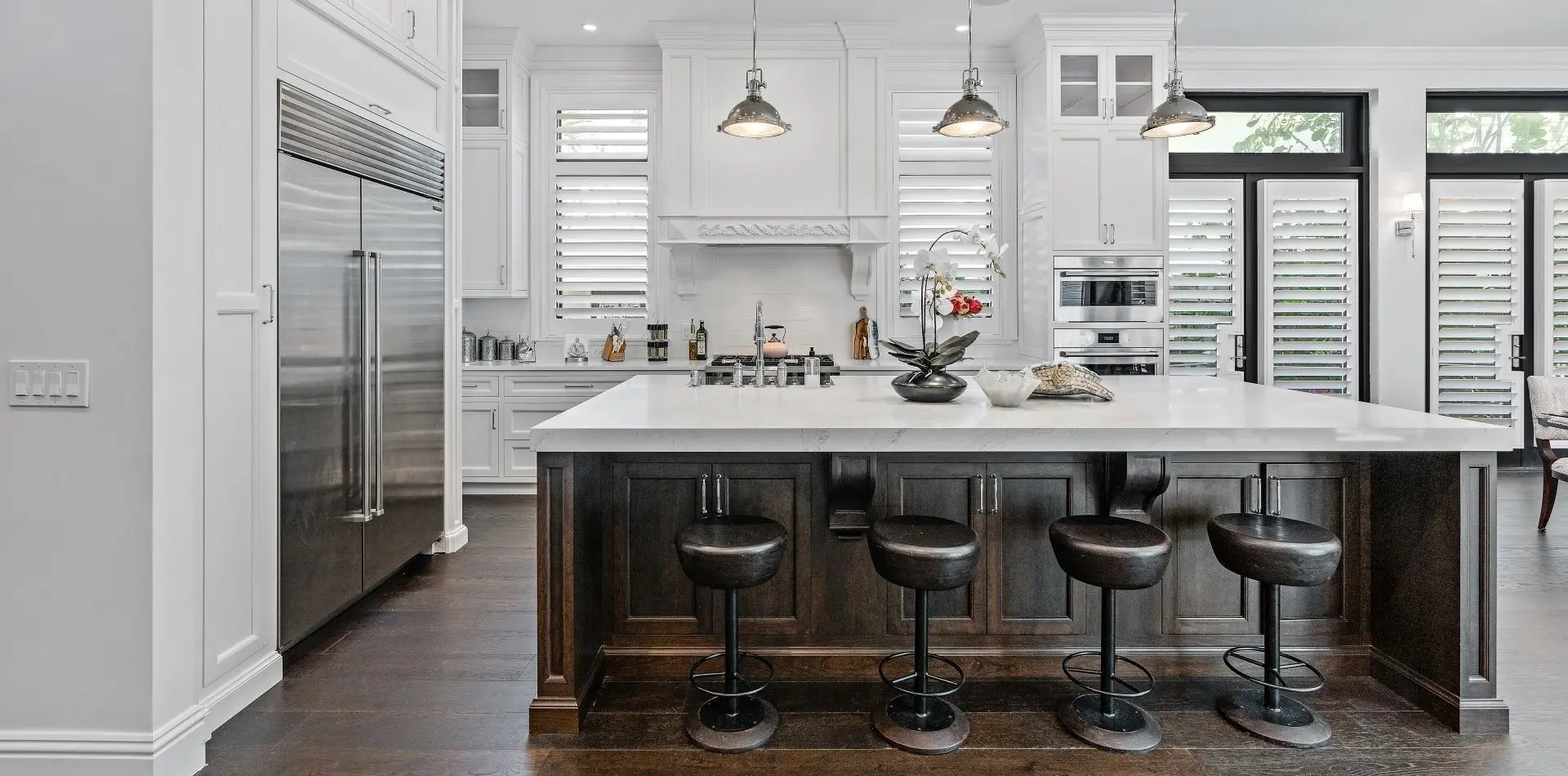 tranditional style kitchen with large island.d80238a5